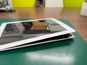 iPad Air 2 2014 バッテリー交換 — 修理の様子