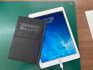 iPad Pro 12.9 第6世代 2022 バッテリー交換 — 修理の様子