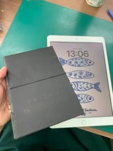 iPad mini 3 2014 バッテリー交換 — 修理の様子