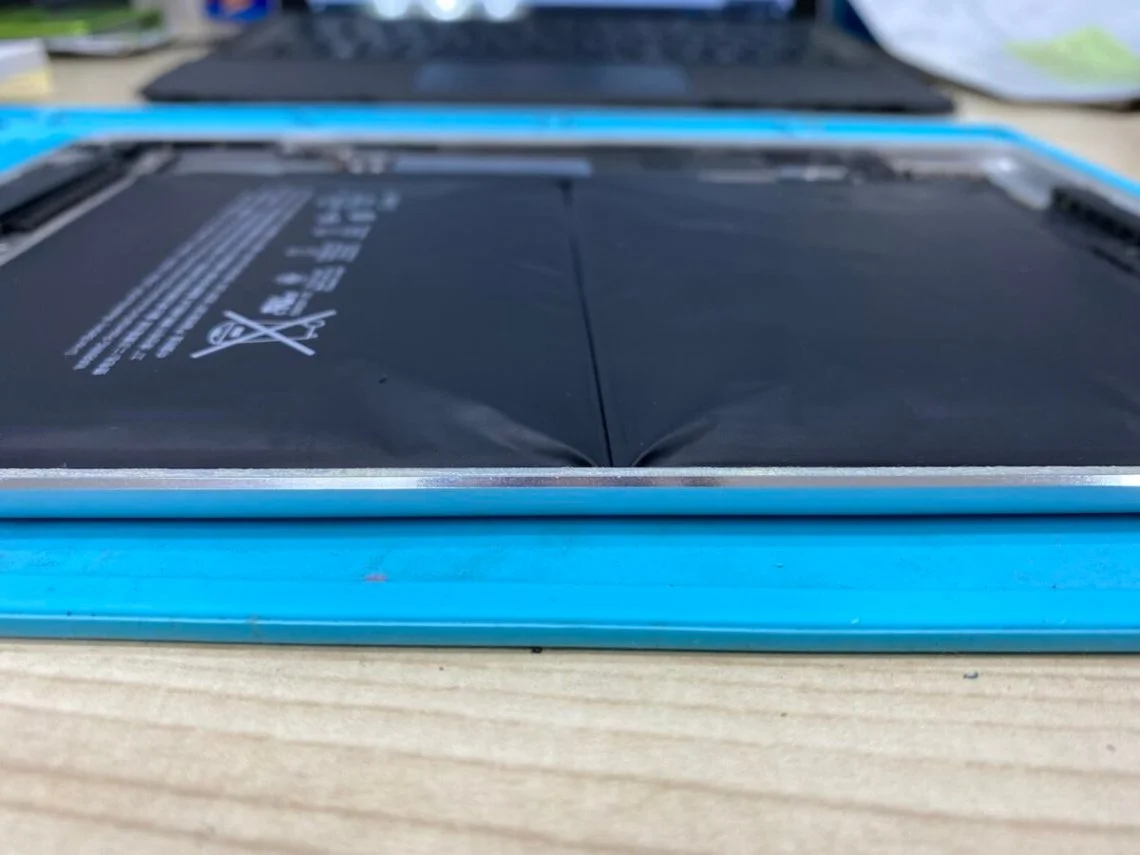 iPad mini 6 2021 バッテリー交換 — 修理の様子