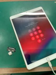 iPad mini 3 2014 充電口修理 — 修理の様子