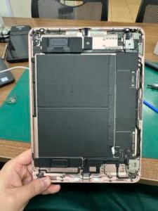 iPad Pro 12.9 第4世代 2020 充電口修理 — 修理の様子