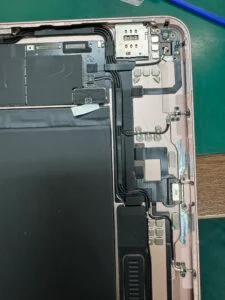 iPad 8 2020 充電口修理 — 修理の様子