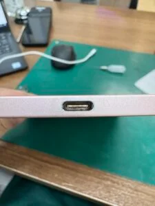 iPad Pro 11 2024 充電口修理 — 修理の様子