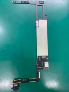 iPad Air 4 2020 充電口修理 — 修理の様子