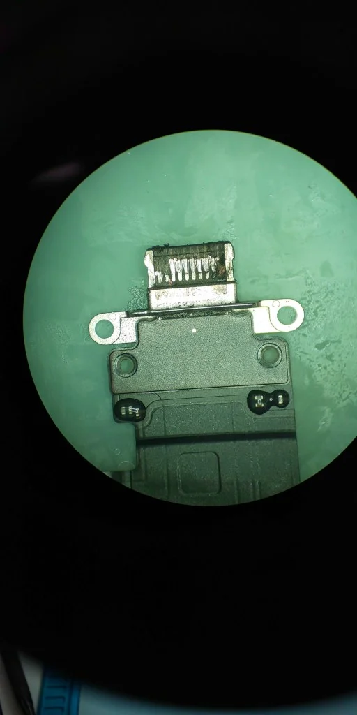 iPad Air 3 2019 充電口修理 — 修理の様子