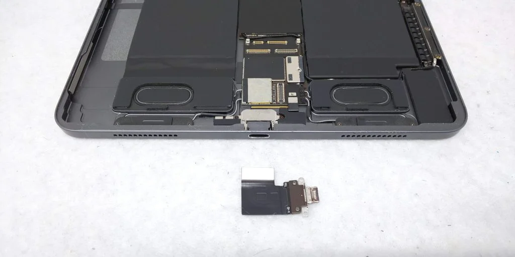 iPad Pro 12.9 第2世代 2017 充電口修理 — 修理の様子