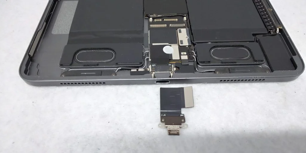iPad mini 2 2013 充電口修理 — 修理の様子