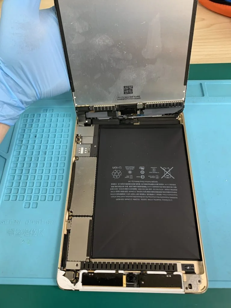 iPad Air 6 2024 バッテリー交換 — 修理の様子