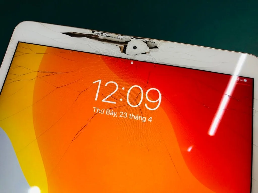 iPad Air 1 2013 画面割れ修理 — 修理の様子