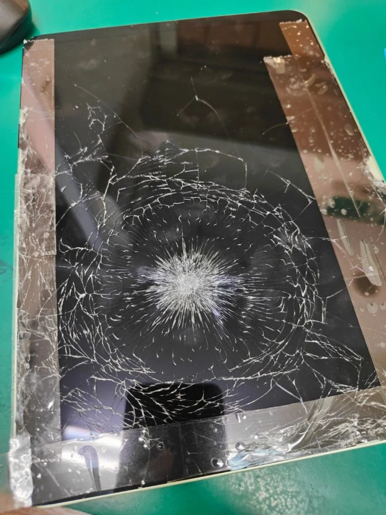 iPad 7 2019 画面割れ修理 — 修理の様子