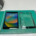 iPad 9 2021 画面割れ修理 — 修理の様子
