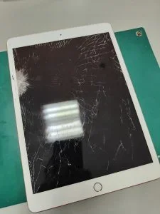 iPad 3 2012 液晶修理 — 修理の様子