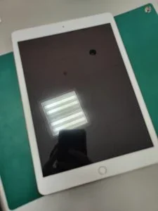 iPad Air 3 2019 画面割れ修理 — 修理の様子