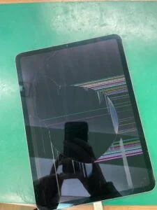 iPad mini 1 2012 画面割れ修理 — 修理の様子