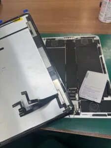 iPad mini 6 2021 画面割れ修理 — 修理の様子