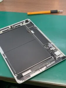 iPad Pro 12.9 第1世代 2015 画面割れ修理 — 修理の様子
