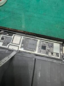 iPad Pro 12.9 第5世代 2021 液晶修理 — 修理の様子