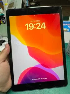 iPad mini 4 2015 画面割れ修理 — 修理の様子