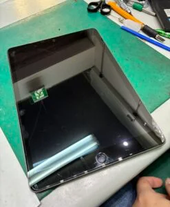 iPad mini 7 2024 画面割れ修理 — 修理の様子