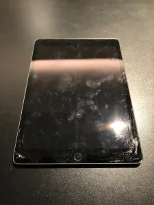 iPad 8 2020 画面割れ修理 — 修理の様子