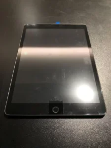 iPad Pro 12.9 第2世代 2017 画面割れ修理 — 修理の様子