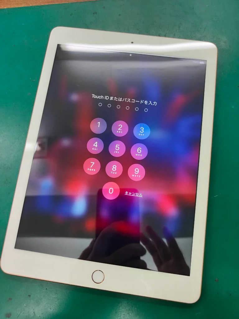 iPad Pro 12.9 第2世代 2017 タッチパネル修理 — 修理の様子