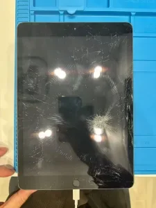 iPad Pro 11 第2世代 2020 タッチパネル修理 — 修理の様子