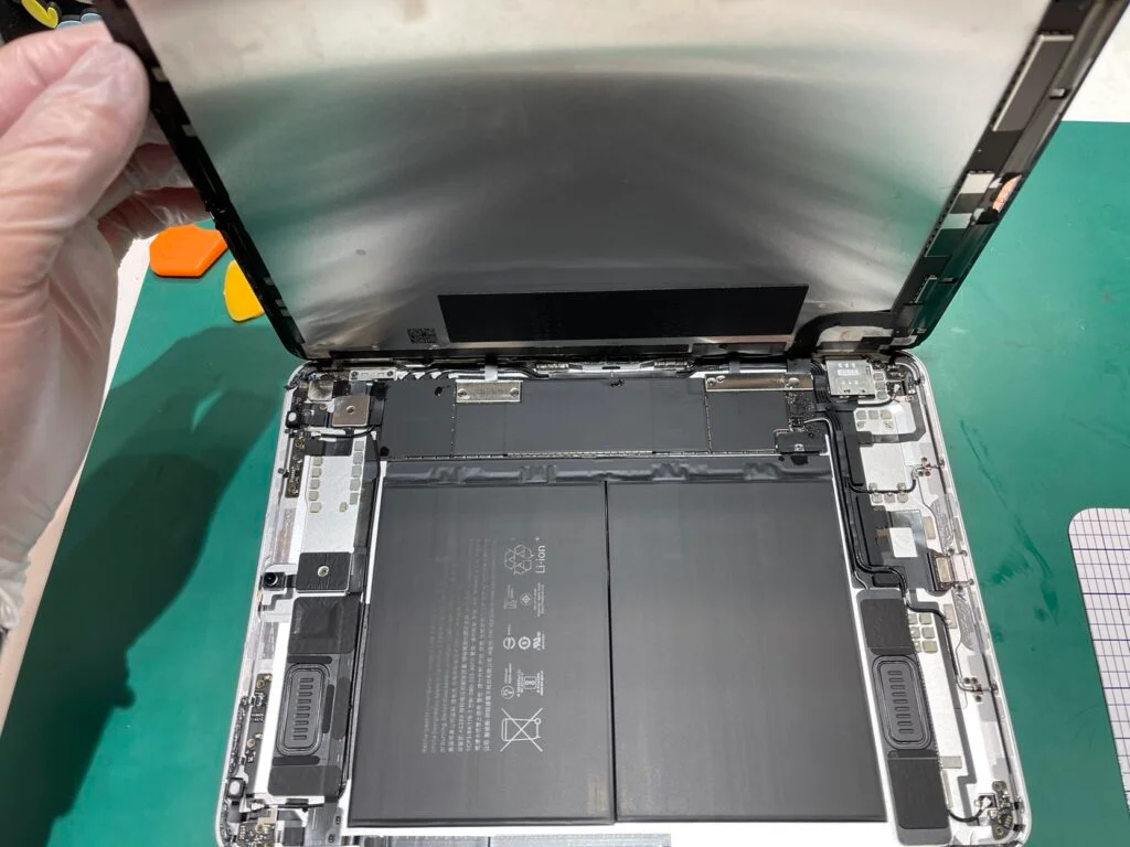 iPad Pro 12.9 第3世代 2018 水濡れ・浸水修理 即日対応 水没修理 — 修理の様子