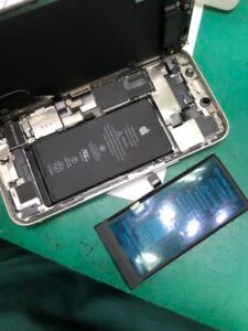 iPhone 11 Pro バッテリー交換 — 修理の様子