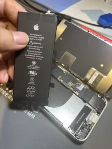 iPhone 16 Pro バッテリー交換 — 修理の様子