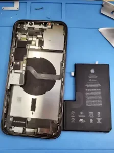 iPhone 8 バッテリー交換 — 修理の様子