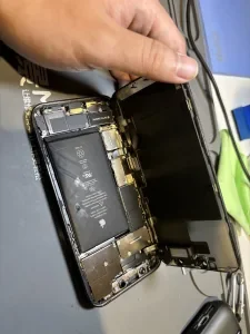 iPhone 15 バッテリー交換 — 修理の様子
