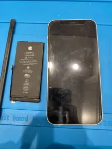iPhone XR バッテリー交換 — 修理の様子