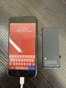 iPhone 11 バッテリー交換 — 修理の様子