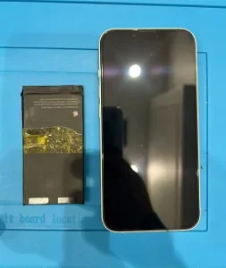 iPhone 14 Plus バッテリー交換 — 修理の様子