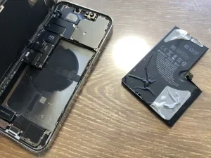 iPhone 15 Plus バッテリー交換 — 修理の様子