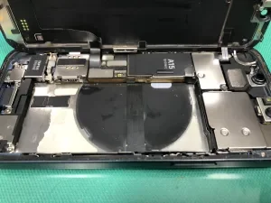 iPhone 16 Plus バッテリー交換 — 修理の様子