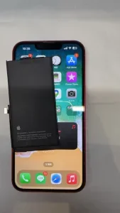 iPhone SE 第2世代 バッテリー交換 — 修理の様子