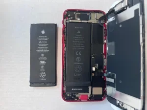 iPhone 12 Pro バッテリー交換 — 修理の様子