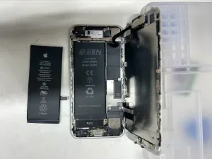 iPhone SE 第1世代 バッテリー交換 — 修理の様子