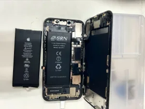 iPhone 15 Pro バッテリー交換 — 修理の様子