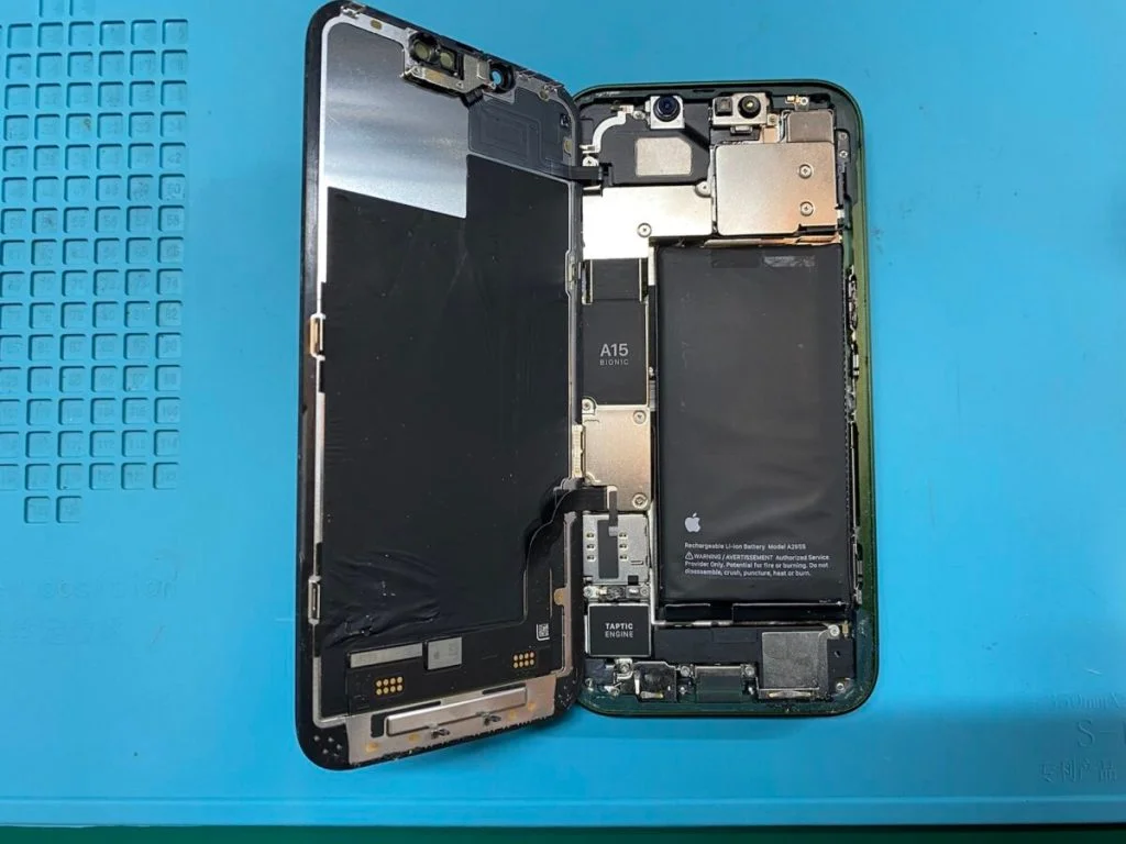 iPhone 13 mini バッテリー交換 — 修理の様子