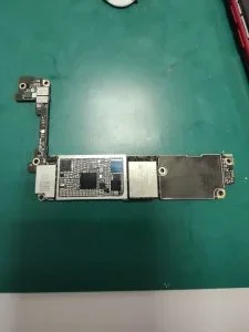 iPhone 16 Pro システム修復 — 修理の様子