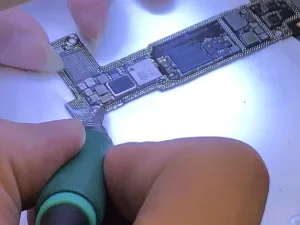 iPhone 7 Plus データ復旧 — 修理の様子