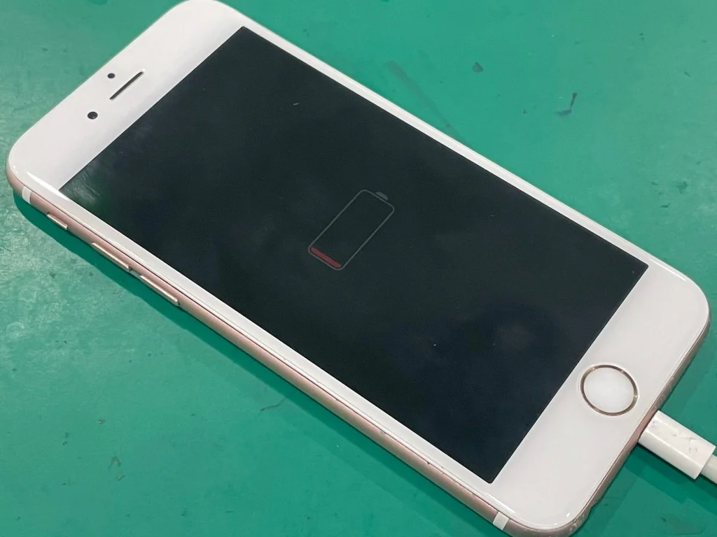 iPhone 16 Plus 通信修理 — 修理の様子