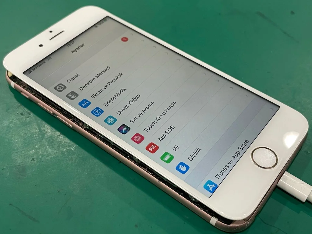 iPhone 11 システム修復 — 修理の様子