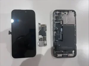 iPhone 13 Pro 通信修理 — 修理の様子