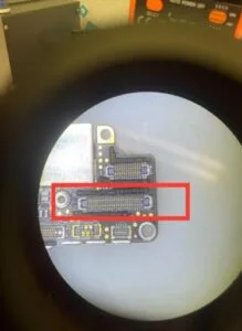 iPhone 8 通信修理 — 修理の様子