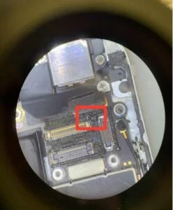 iPhone 15 Pro 通信修理 — 修理の様子